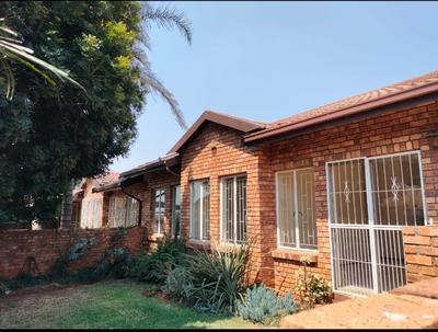Townhouse For Rent in Birchleigh North, Kempton Park