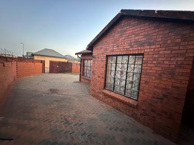 House For Sale in Hospital View, Tembisa