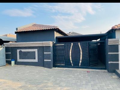 House For Sale in Clayville, Midrand