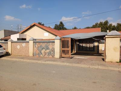 House For Sale in Commercia, Midrand