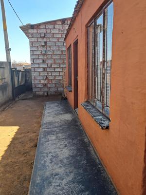 House For Sale in Palm Ridge Ext 2, Katlehong