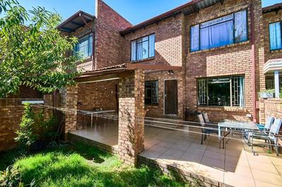 Townhouse For Sale in Croydon, Kempton Park