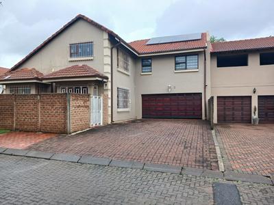 House For Sale in Pomona, Kempton Park